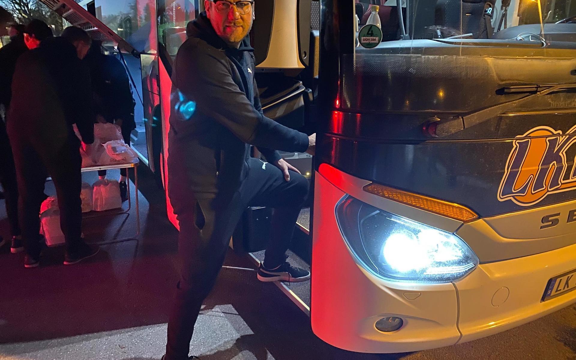 Buss mot Allsvenskan. Efter träningsstoppet i Uppsala klev HBK-managern Magnus Haglund på HBK-bussen för vidare färd mot Sundsvall och – Allsvenskan.
