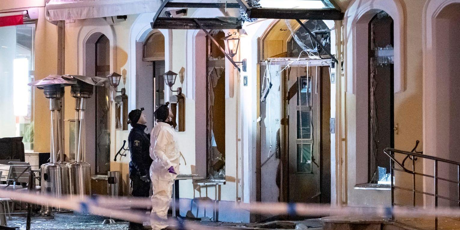 Polisens bomb- och kriminaltekniker undersöker den söndersprängda entrén till en nattklubb på Stortorget i Malmö tidigt på måndagsmorgonen. Arkivbild.