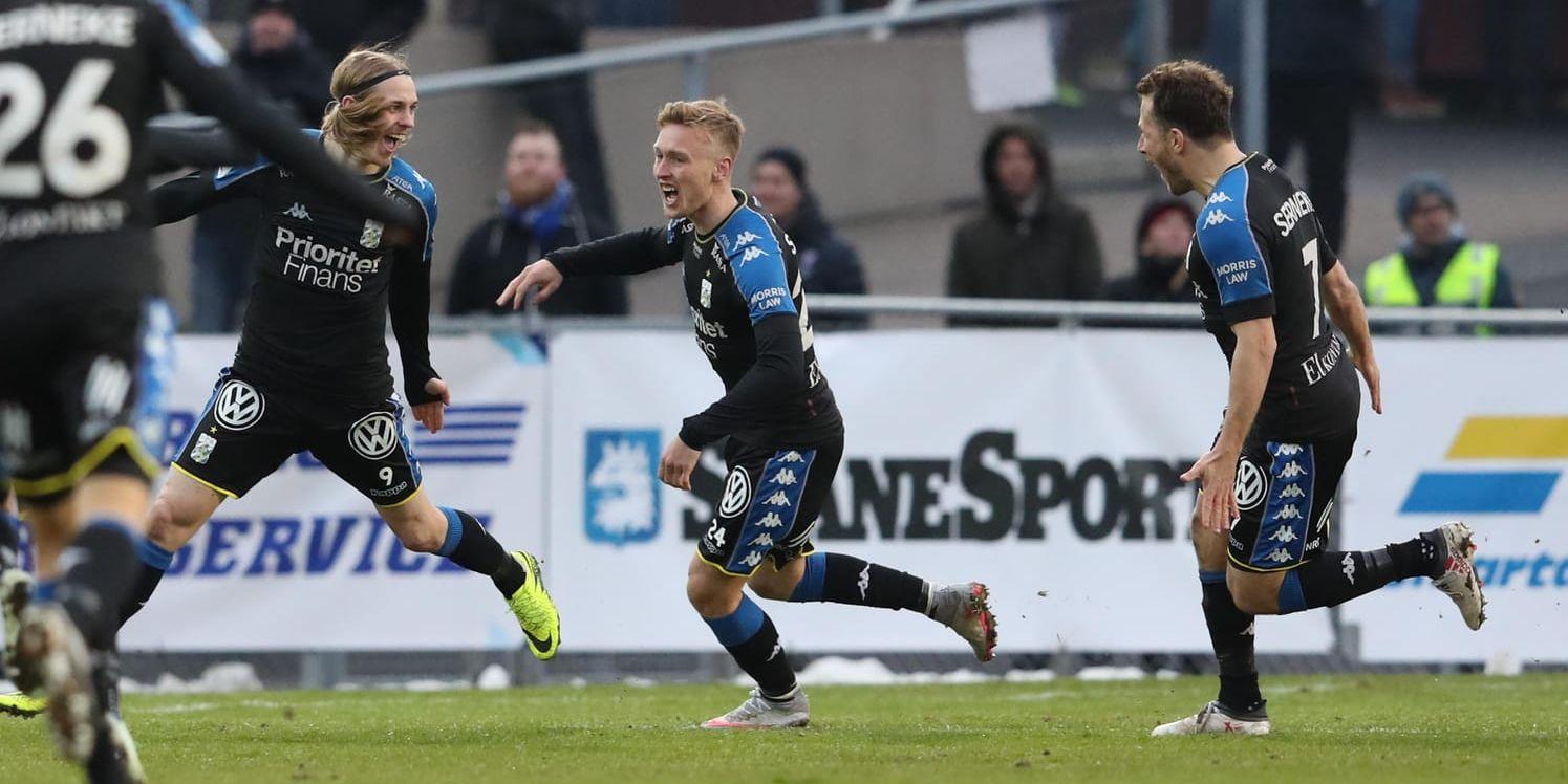 IFK Göteborgs Elías Már Ómarsson firar sitt 2–1-mål i den allsvenska premiären borta mot Trelleborg.