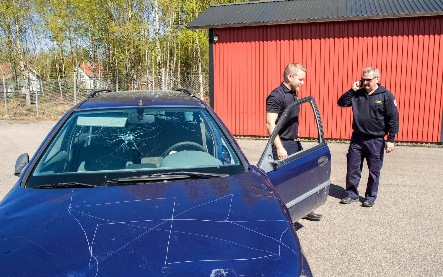 Skrotbil. Andreas Nilsson, räddningschef, och Lasse Versland, stationschef i Våxtorp, bredvid en skrotbil från en bildemontering som räddningstjänsten får öva på innan den blir mer skrot. Bild: Kenny Hjälte