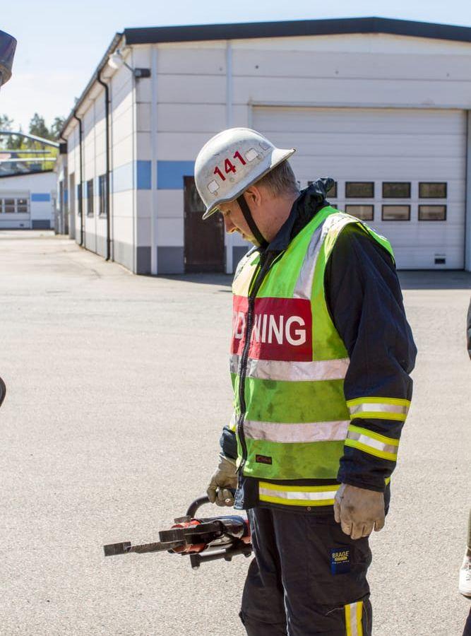 Martin Petersson är lärare på Våxtorpsskolan men provade hur det var att använda klippverktyget och brandmansrollen i allmänhet. Bild: Kenny Hjälte