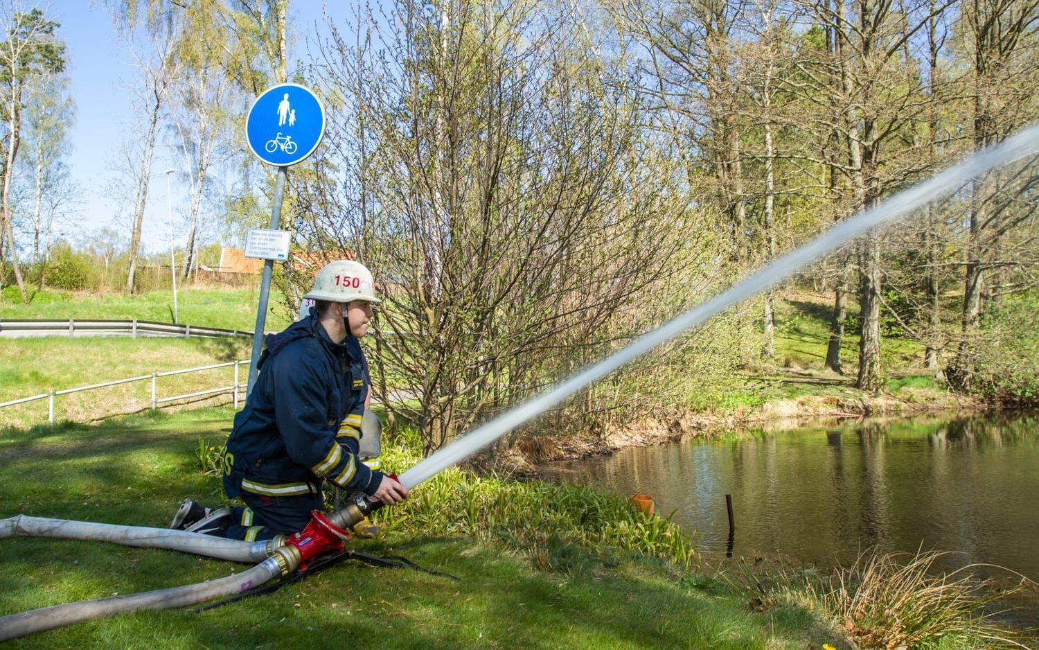 Albin Lindquist håller fast vattenkanonen som kan behövas vid industribränder. Bild: Kenny Hjälte