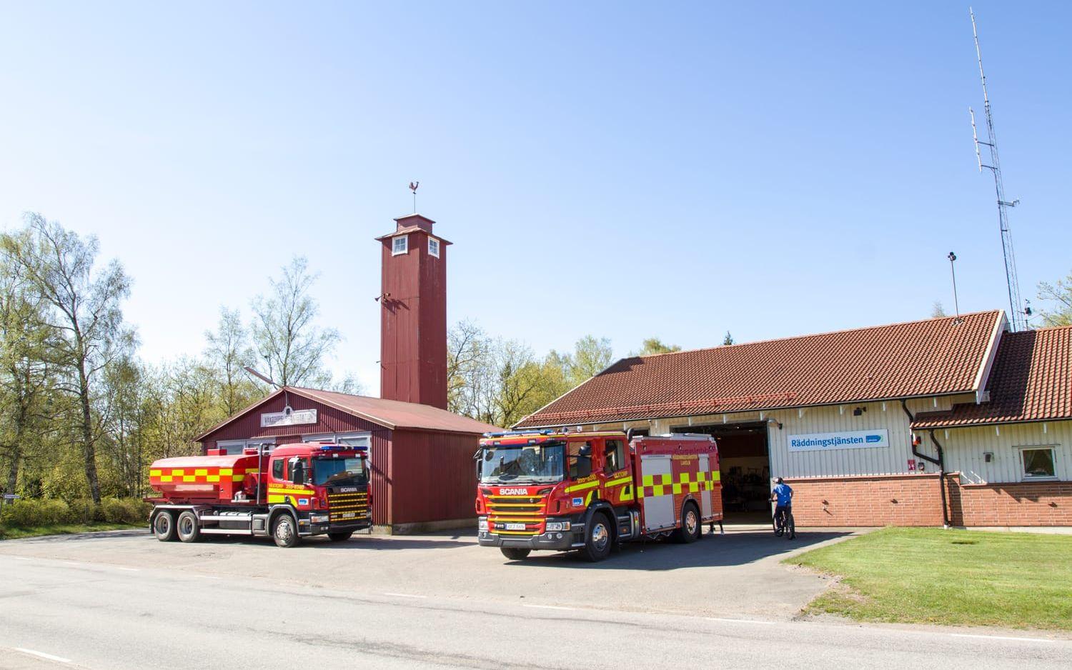 Brandstationen i Våxtorp har inte tillräckligt med brandmän för att fylla lagen. Något som sliter på övrig personal, menar Lasse Versland, stationschef. Bild: Kenny Hjälte
