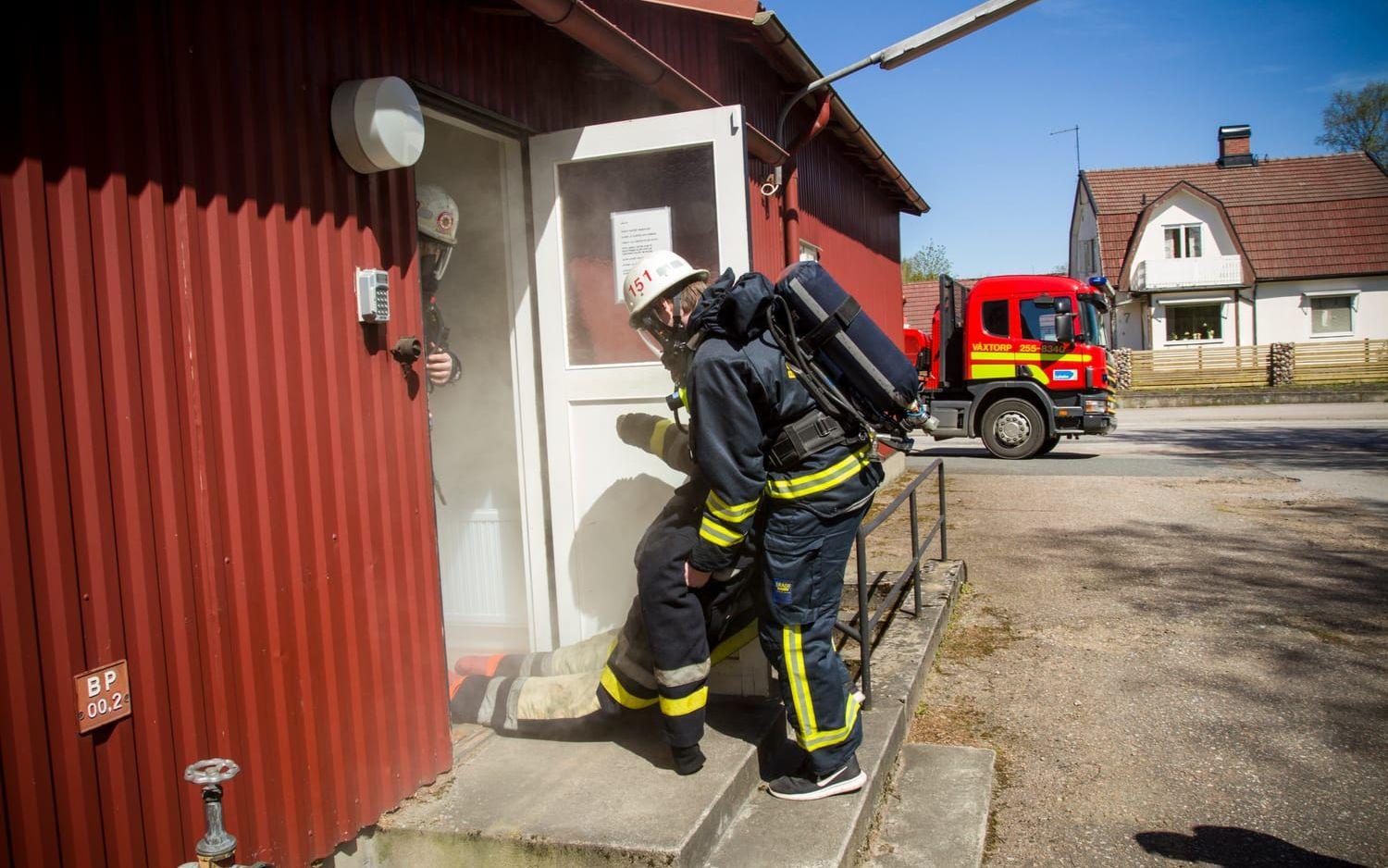 Rökdykning. Anton Andersson och Albin Lindquist fick rädda en docka från den gamla brandstationen, som fyllts med tjock rök. Bild: Kenny Hjälte