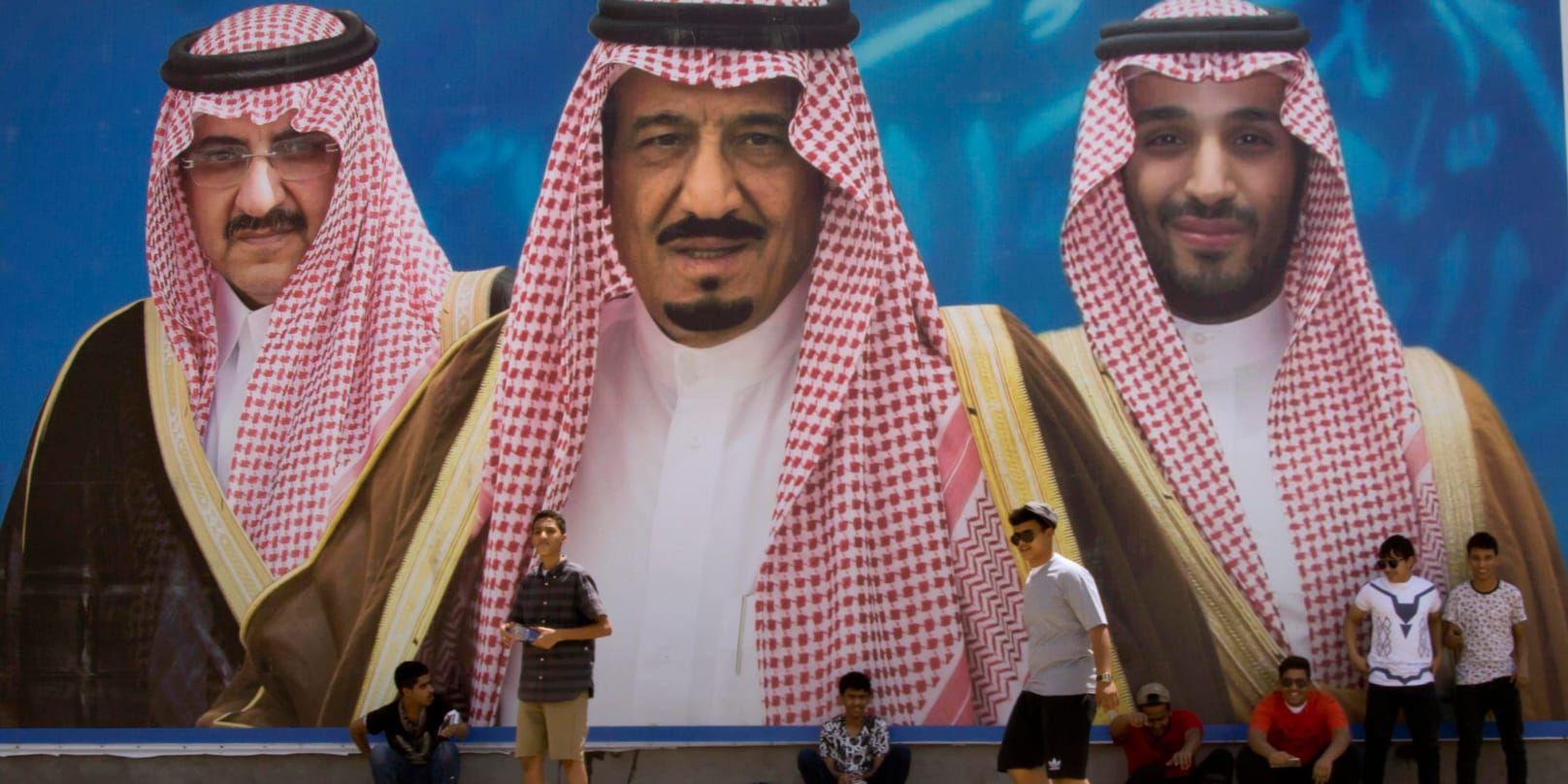 Saudiarabien skakas av palatsintriger. På bilden syns kung Salman i mitten, omgiven av kronprins Mohammed bin Salman (till höger) som norpade sin titel av Mohammed bin Nayef (till vänster).