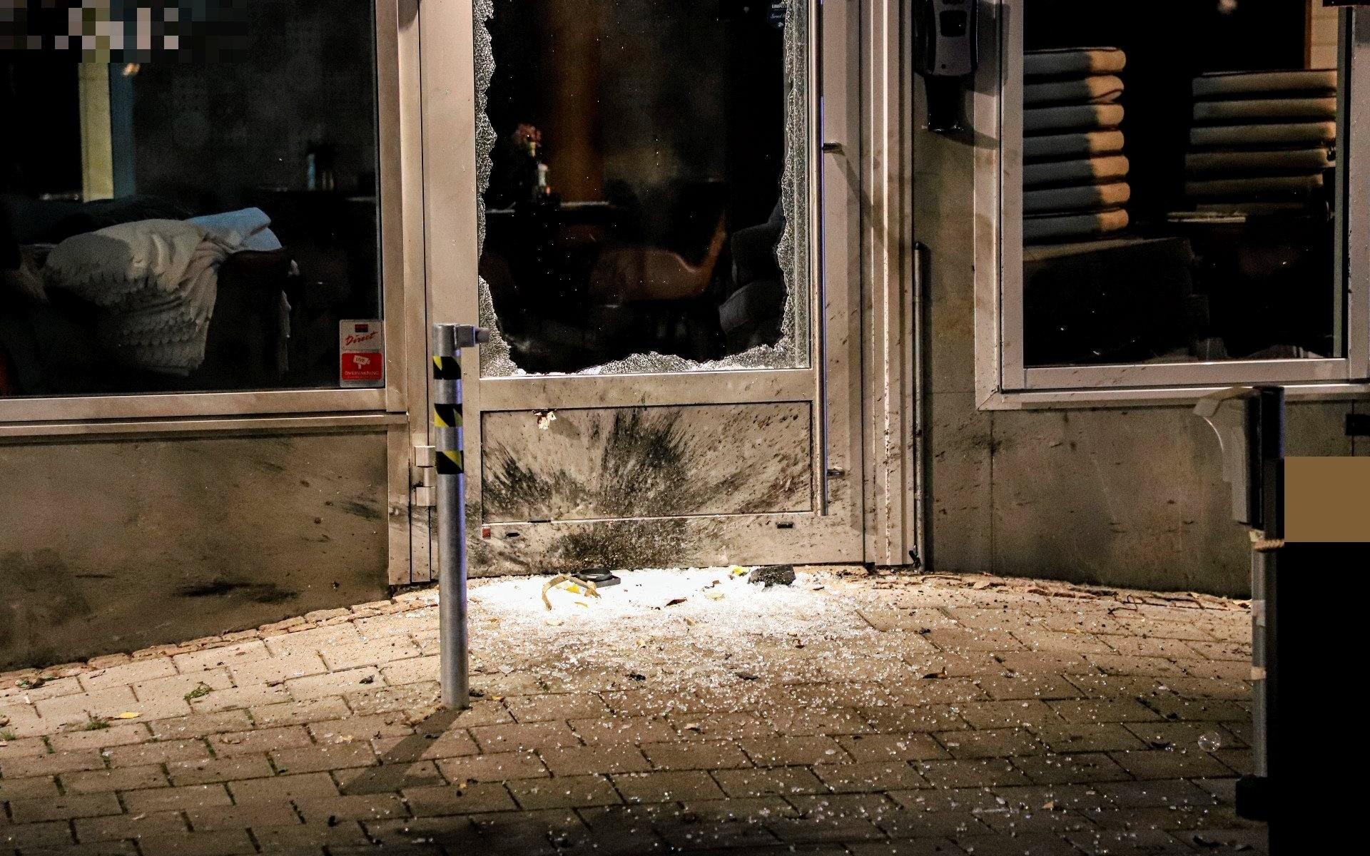 Strax innan klockan två under natten till onsdag fick polisen in flera samtal om en kraftig smäll i centrala Halmstad. Det visade sig att något exploderat utanför en pizzeria.
