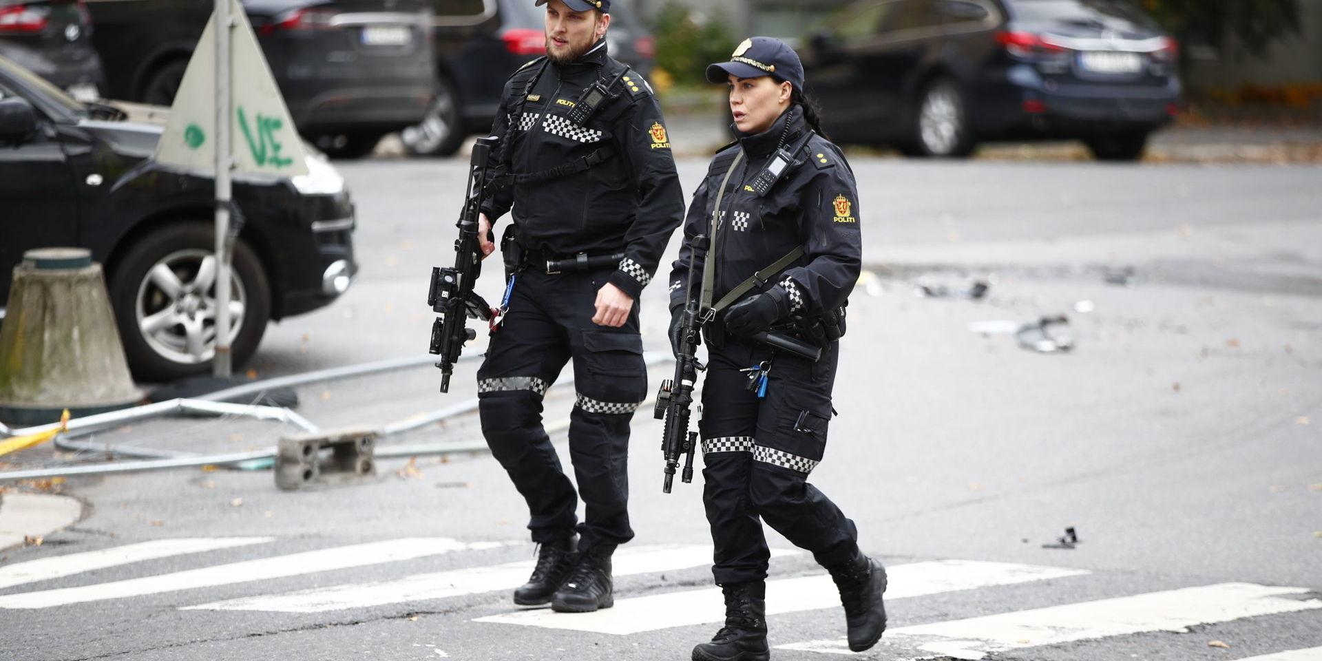 En beväpnad man har stulit en ambulans i Oslo. 
