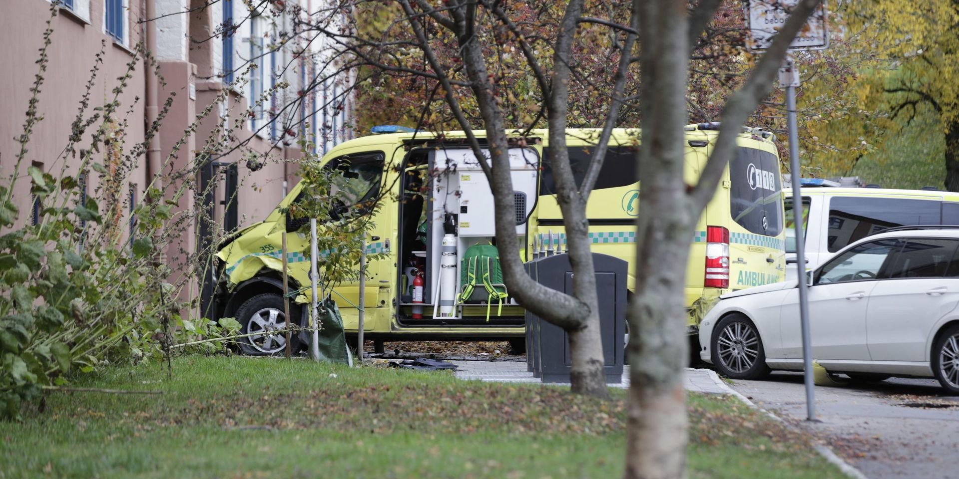 Stor polisinsats i Oslo efter att flera personer blivit påkörda av en kapad ambulans. 