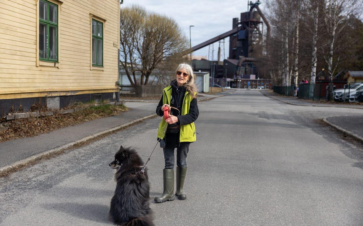 Kerstin Rönnblom längtar tills det nya stålverket är på plats. "Det kommer att bli så mycket bättre miljö med mindre buller och mindre utsläpp", säger hon. 