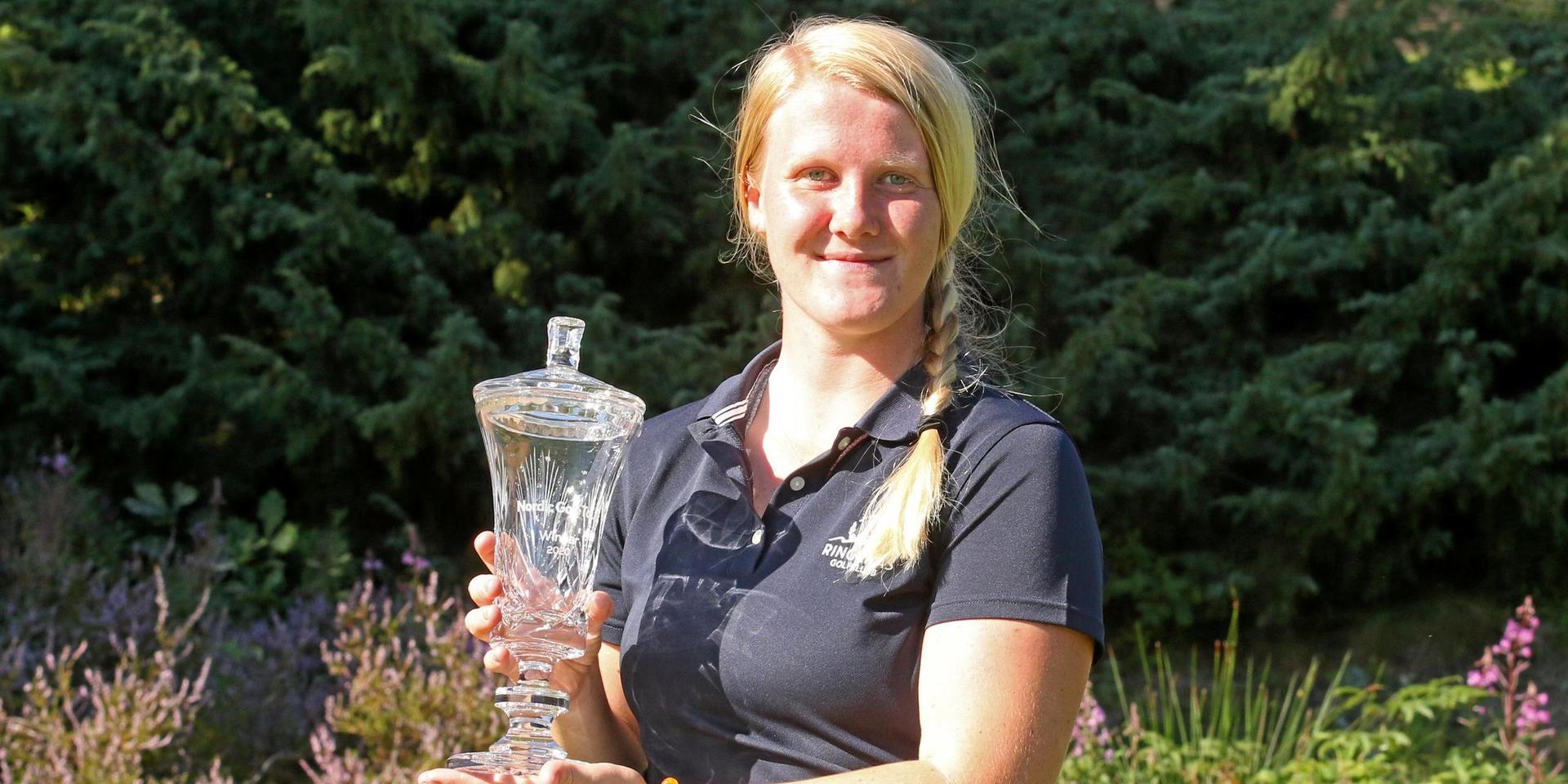 Ingrid Lindblad från Ringenäs GK visar upp pokalen efter sin dramatiska seger i Nordic Golf Tour-deltävlingen på Varberg Västra.