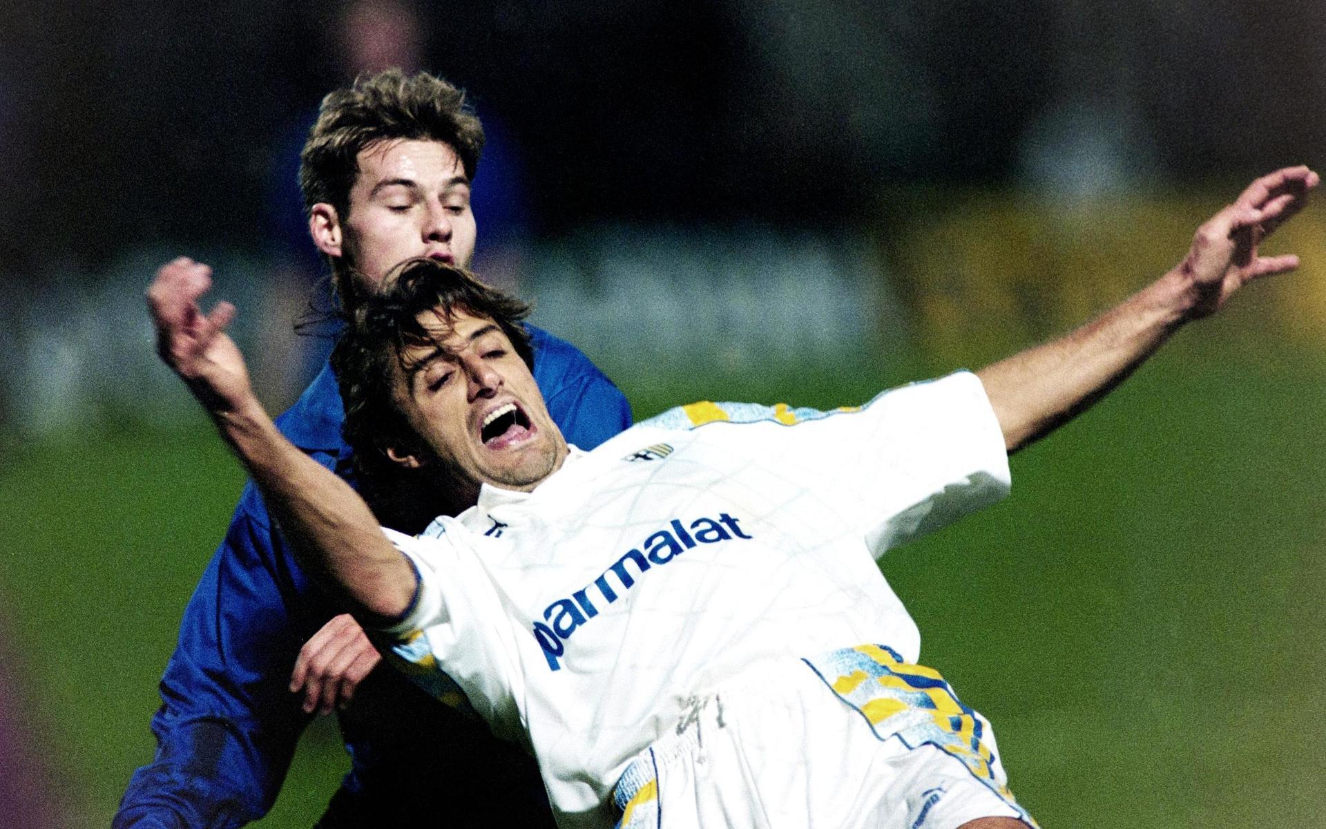Niklas Gudmindsson i duell med Parmas Dino Baggio.