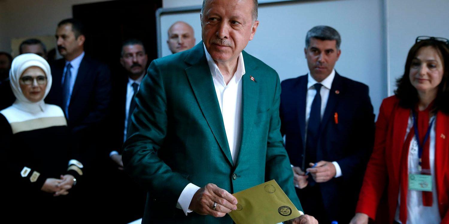 President Recep Tayyip Erdogan lägger sin röst i Istanbul i Turkiet, som höll lokalval på söndagen.