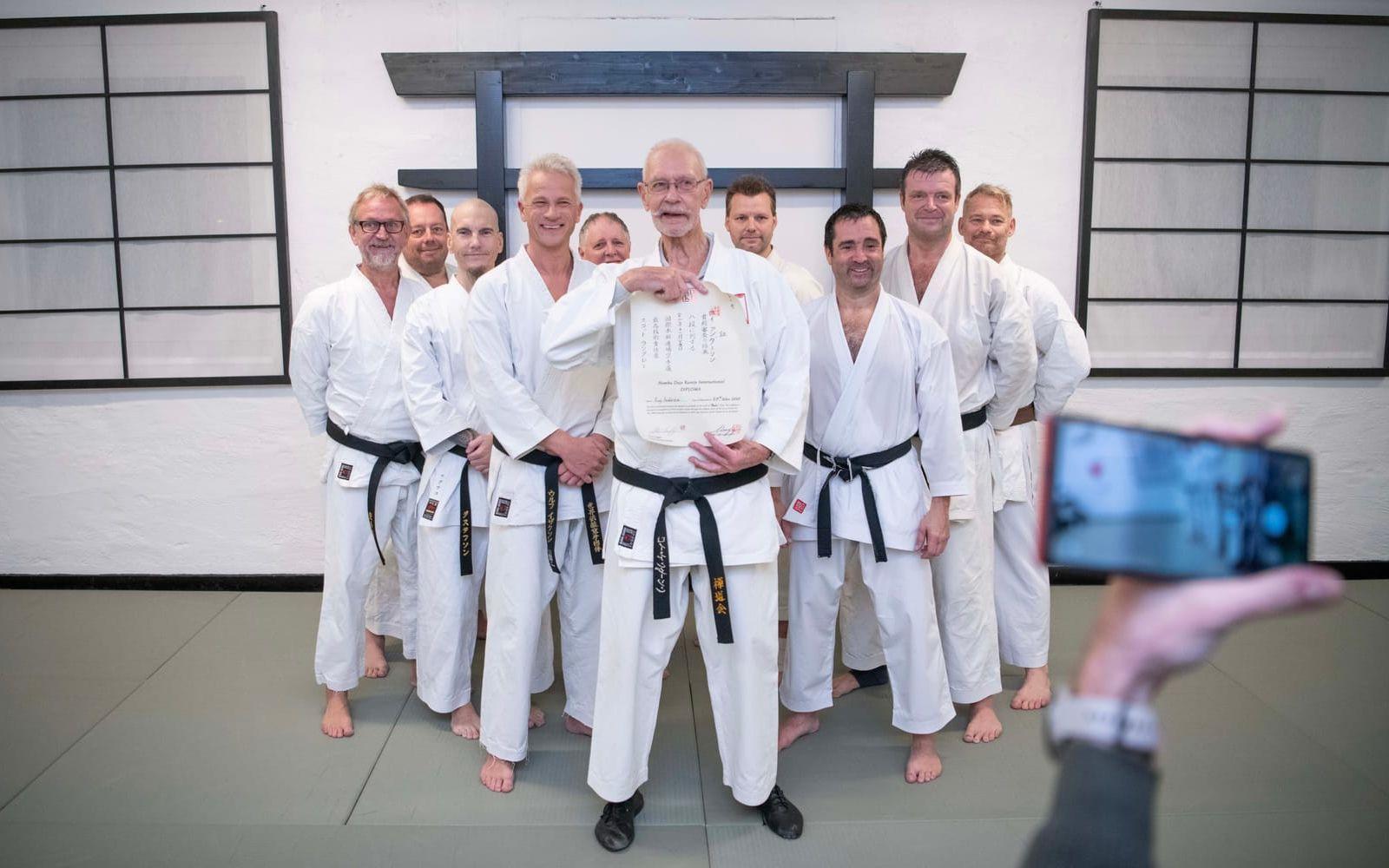 Medlemmarna i karateklubben Shinbudokai missade inte chansen till ett gruppfoto med mästaren.
