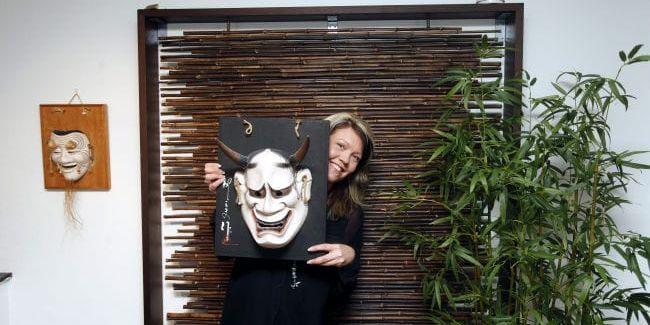Japansk inredning. Även i hemmet finns Japan med, bland annat i form av masker som är gjorda av Yasuos släkting, en känd konstnär - död sedan 30 år. Masken på bilden föreställer en arg kvinna, något som definitivt inte stämmer med Kajsa Takenaka.