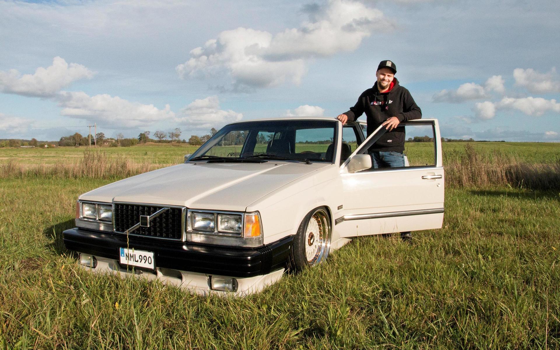 Med kärlek och varsamma händer har Kalle Larsson gjort morfars gamla Volvo 740 till en vinnare. Nyligen kammade han och släktklenoden hem fina priser vid en bilutställning i Mantorp. Kalle körde den 32 år gamla bilen dit och hem för egen maskin. 