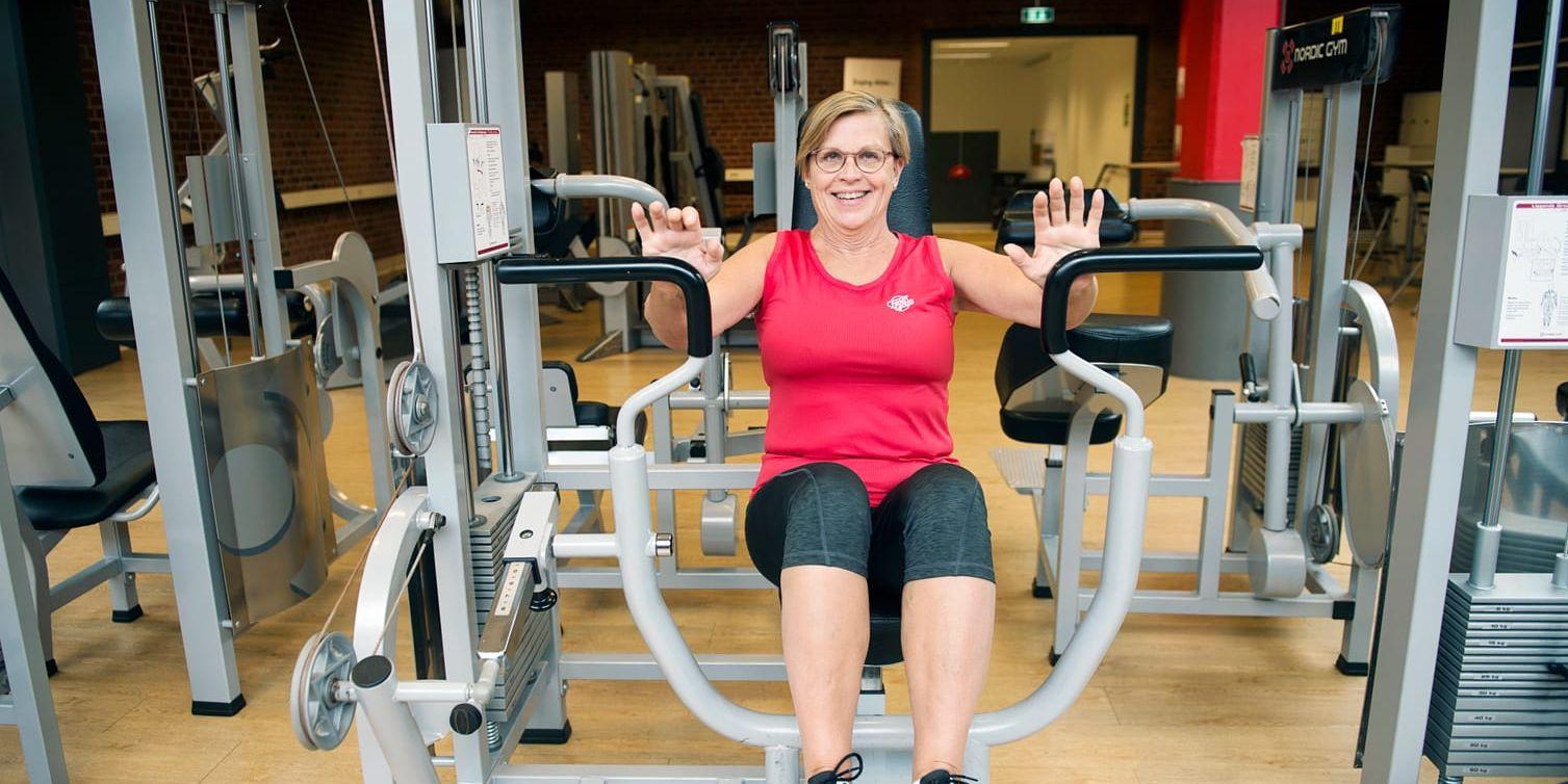 Tar kontakt. Elisabeth Malmberg på Friskis och Svettis är en av dem som är kontaktperson om en patient får motion på recept. Den som vill ha mjukare träning kan hos föreningen bland annat träna i gymmets sittande bröstpress.