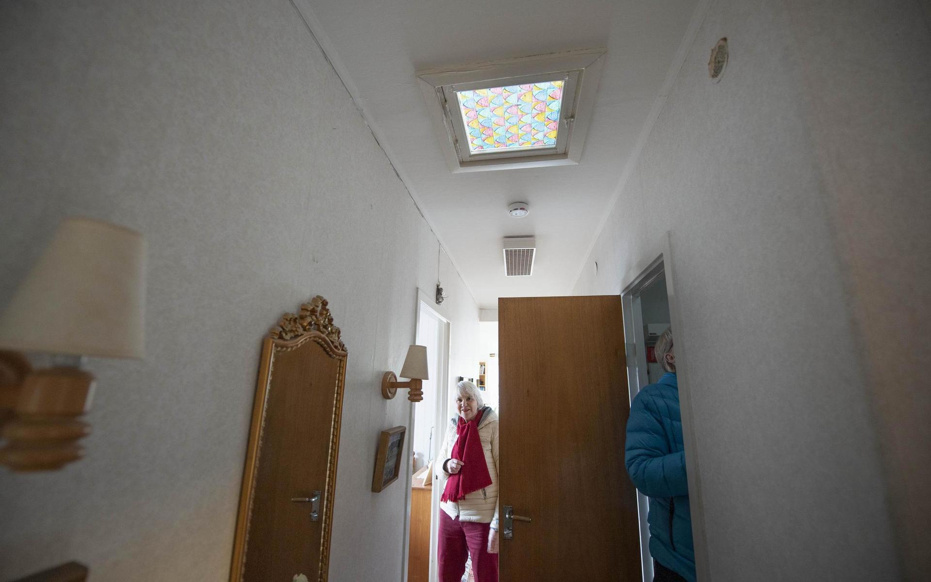 I Monica Friedländer Stensmans udda femrummare finns det bland annat takfönster i hallen och på toaletten.