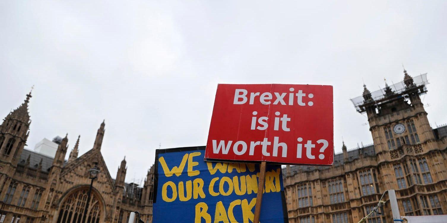 Plakat utanför parlamentet i London.