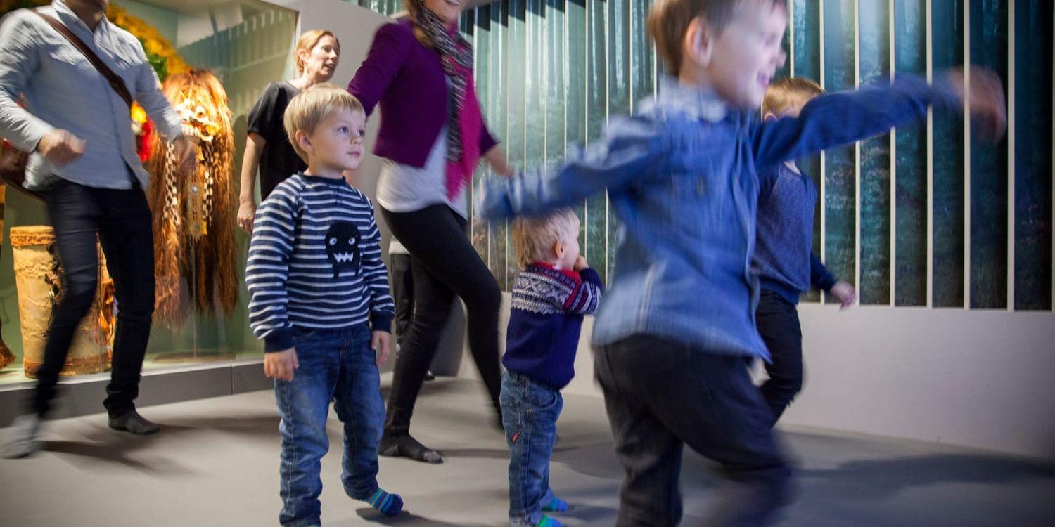 I dansrummet kan barnen pröva på olika danser via en dansjukebox och dansa tillsammans med föremål och andra besökare.