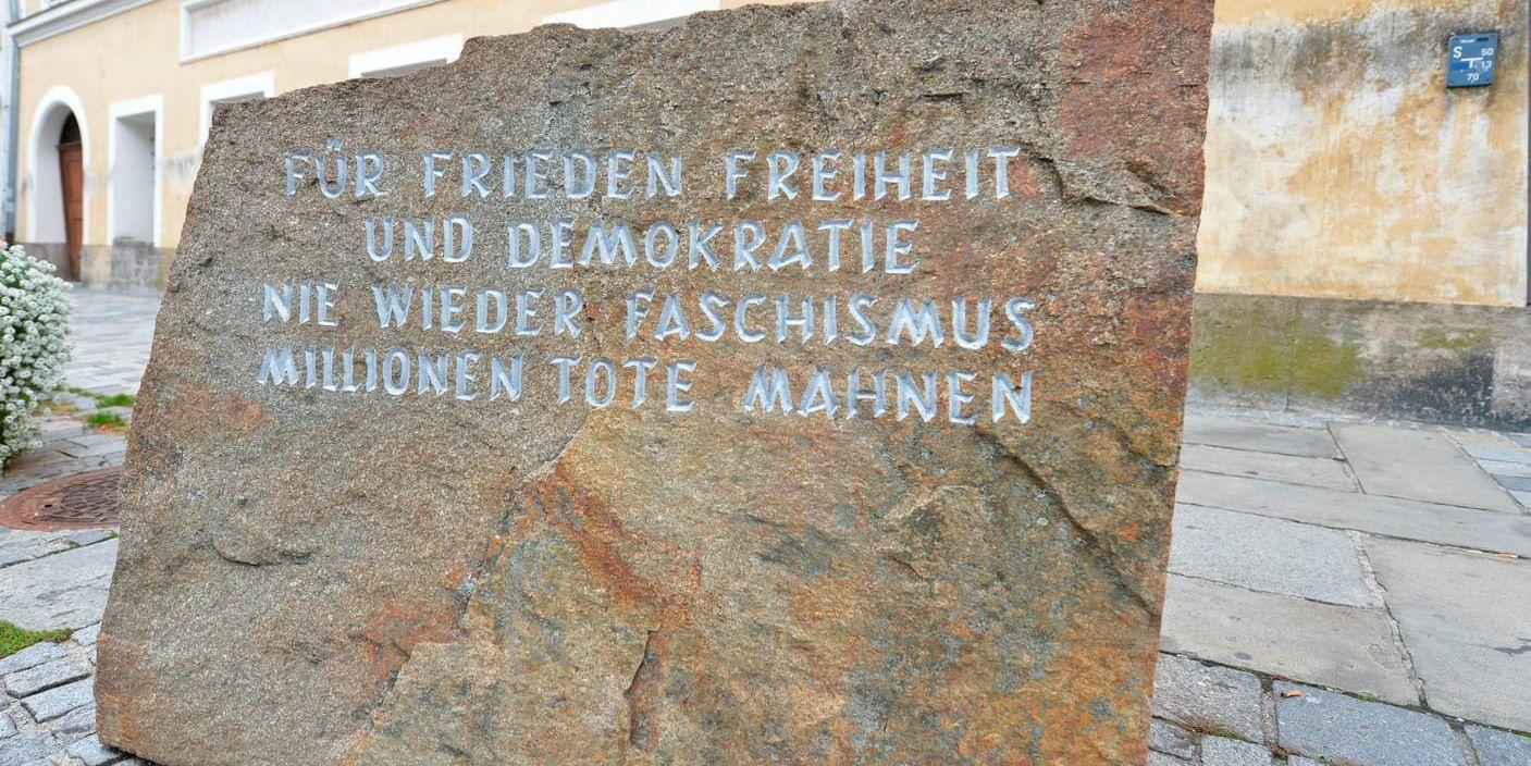 "För fred, frihet och demokrati. Aldrig mer fascism, manar miljoner döda". Så lyder texten på en minnessten vid Hitlers födelsehus.