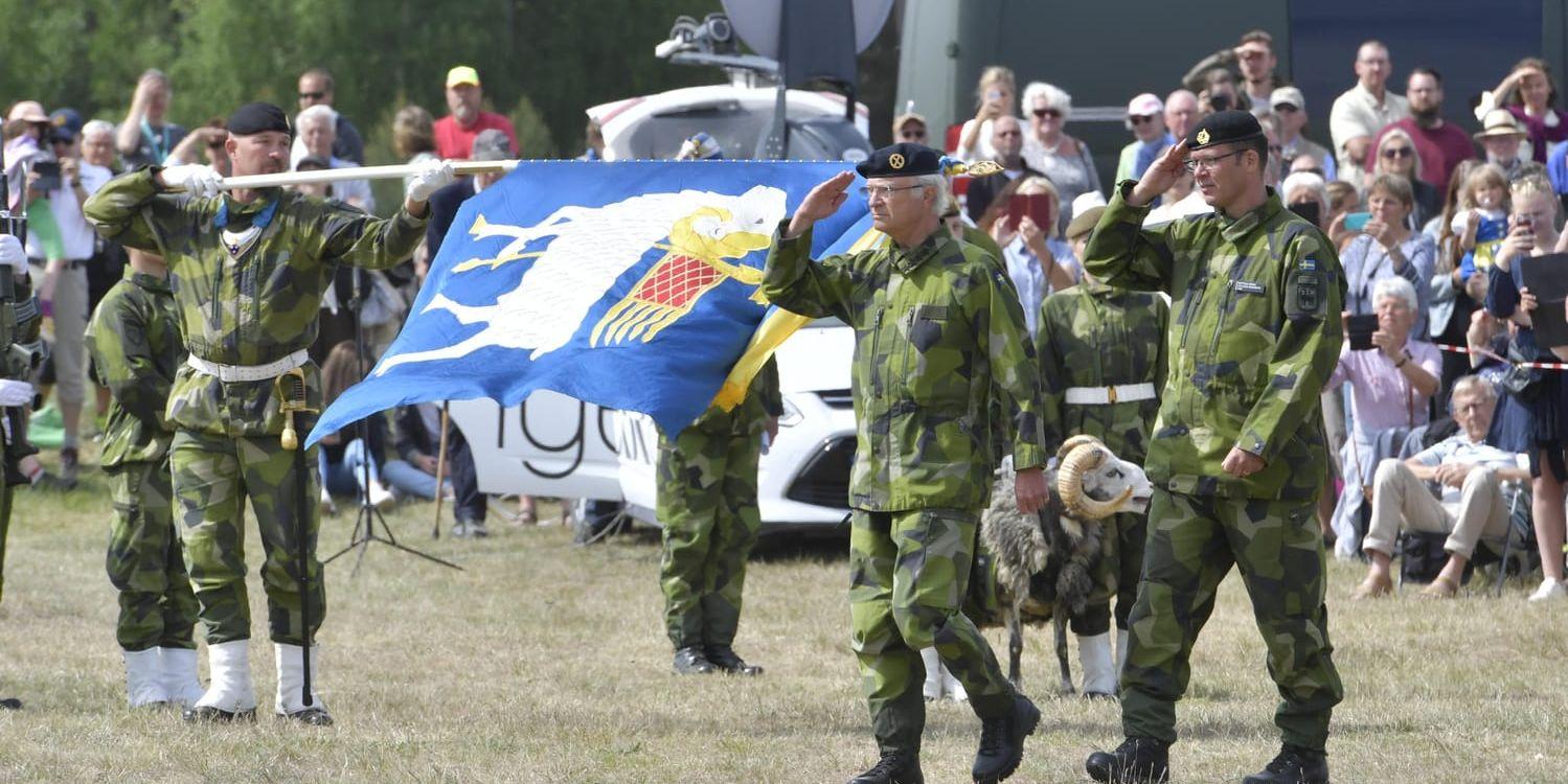 Kung Carl Gustaf deltar i invigningsceremoni Gotlands regemente P 18 i Visby.