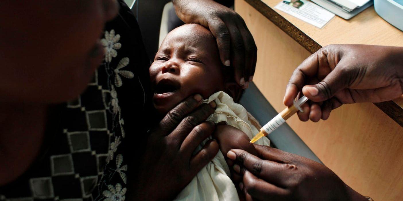 I ett försök att bromsa spridningen av malaria ska 360 000 barn varje år få vaccin mot den ökända parasitsjukdomen i Malawi, Kenya och Ghana. På bilden ses ett barn som vaccineras mot malaria i Kenya.