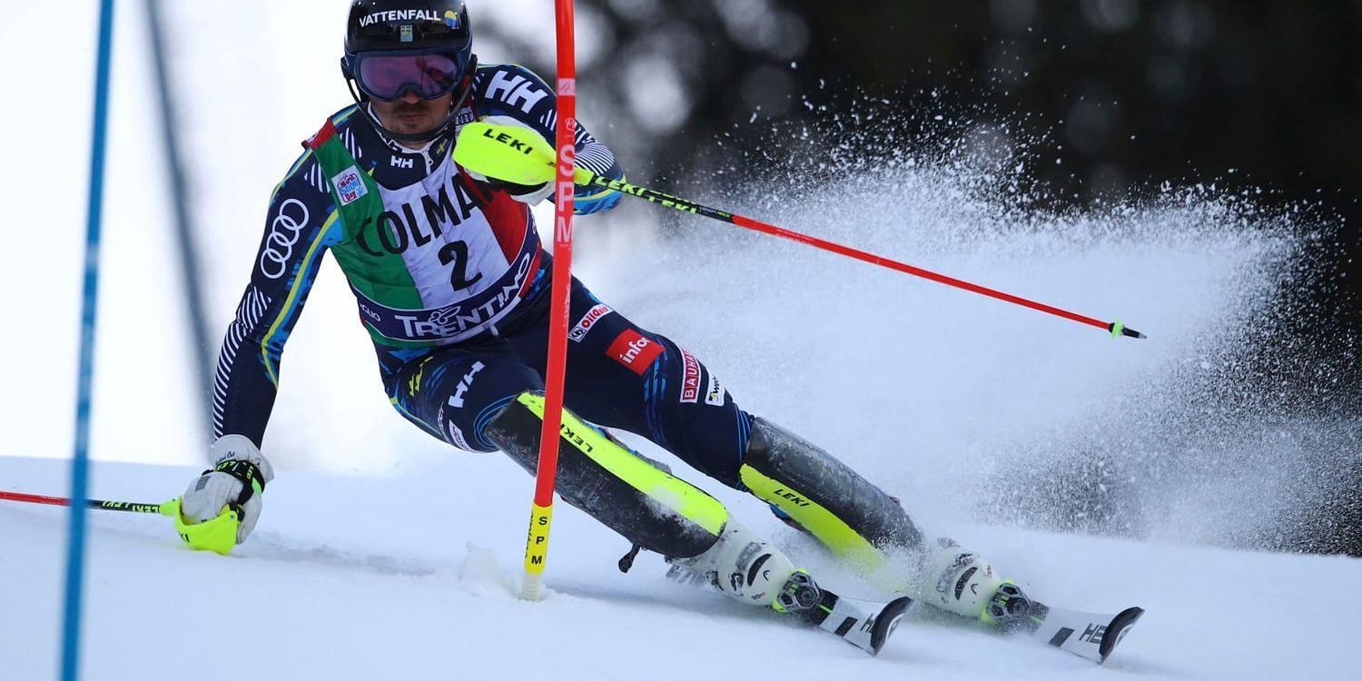 Andre Myhrer hade det riktigt tungt under det första slalomåket i Madonna di Campiglio, Italien.