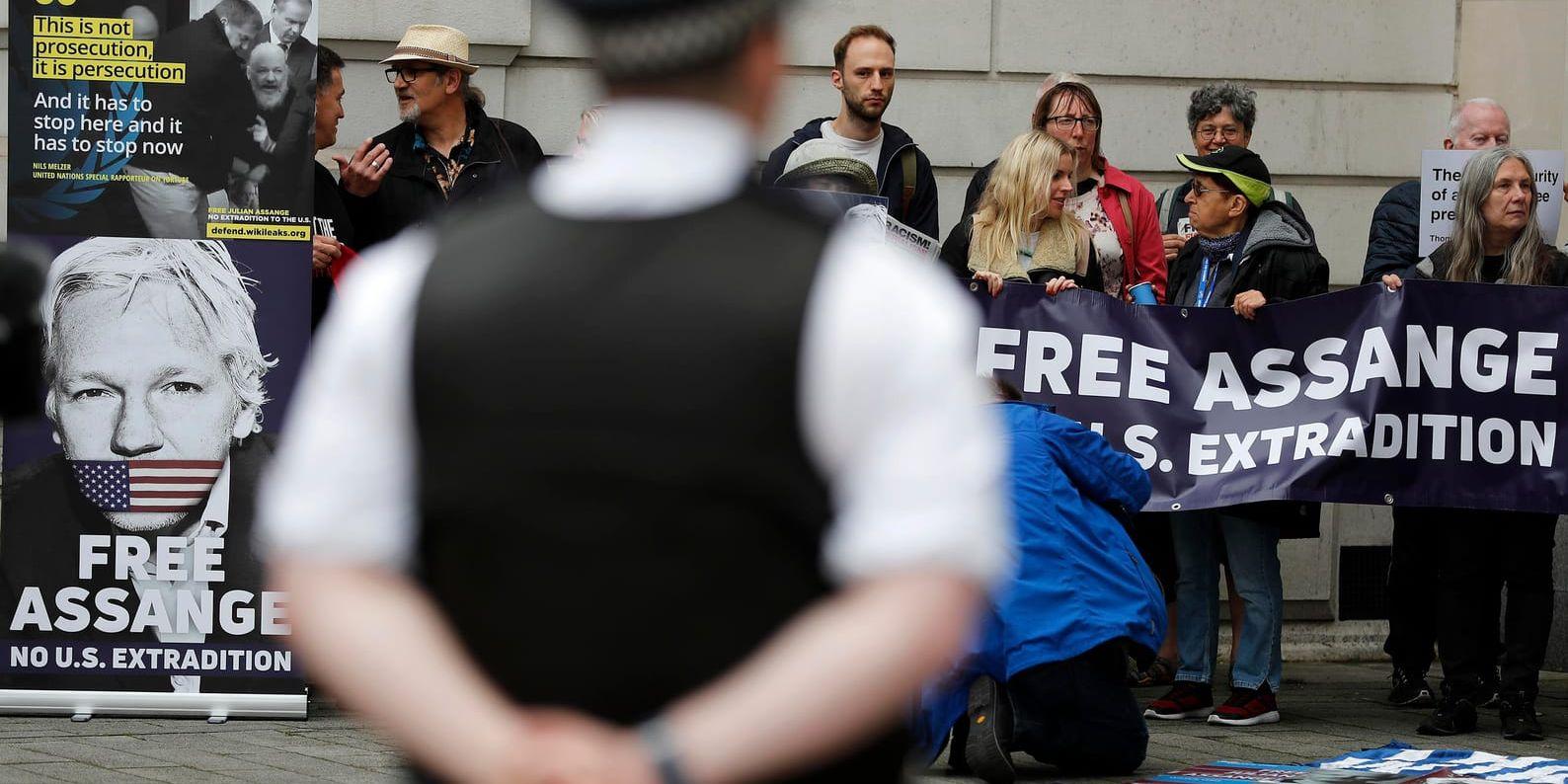 Demonstranter protesterade utanför domstolen mot att Julian Assange kan utlämnas till USA.