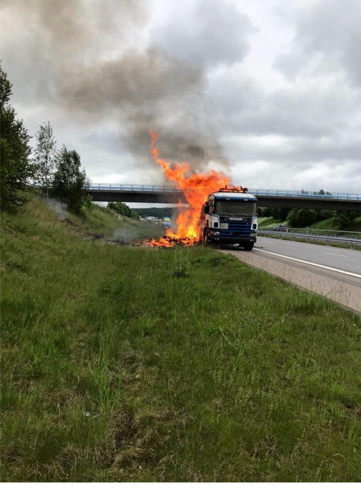 En lastbil som transporterade pallar började brinna under färd på E 6. Branden var fullt utvecklad när räddningstjänsten kom till platsen.