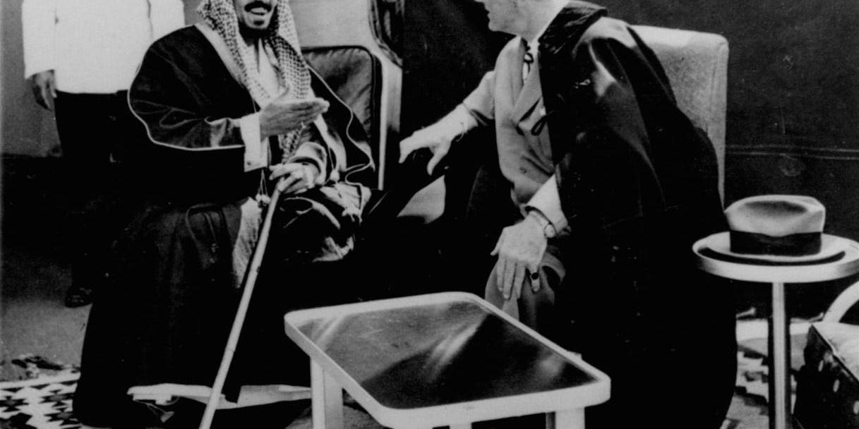 Saudiarabiens kung Abd al-Aziz bin Saud träffar USA:s president Franklin D Roosevelt på det amerikanska krigsfartyget USS Quincy i Suezkanalen den 14 februari 1945.