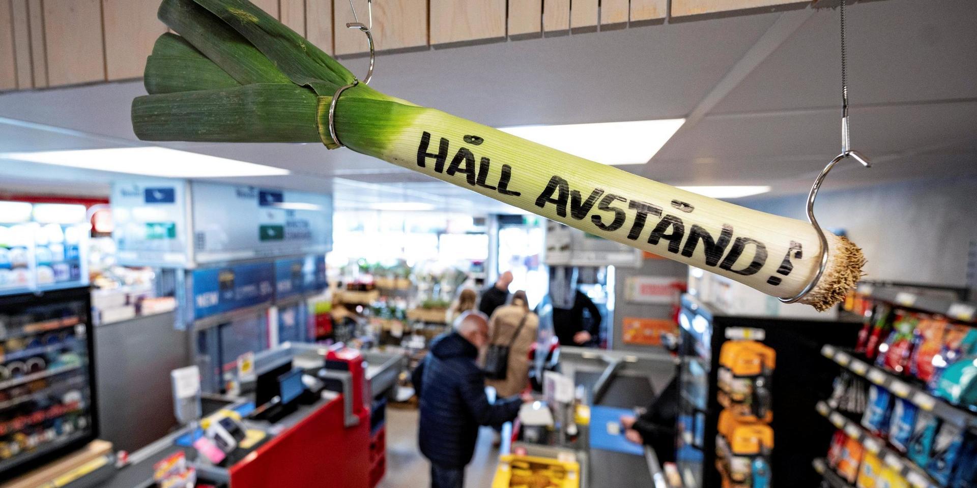 Det har vid flera tillfällen varit trångt bland kunderna i större butiker och på köpcentrum i Halland.
