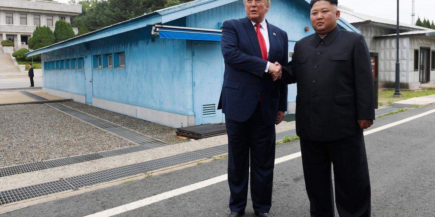 Donald Trump och Kim Jong-Un möttes vid den demilitariserade zonen mellan Nord-, och Sydkorea på söndagseftermiddagen lokal tid.