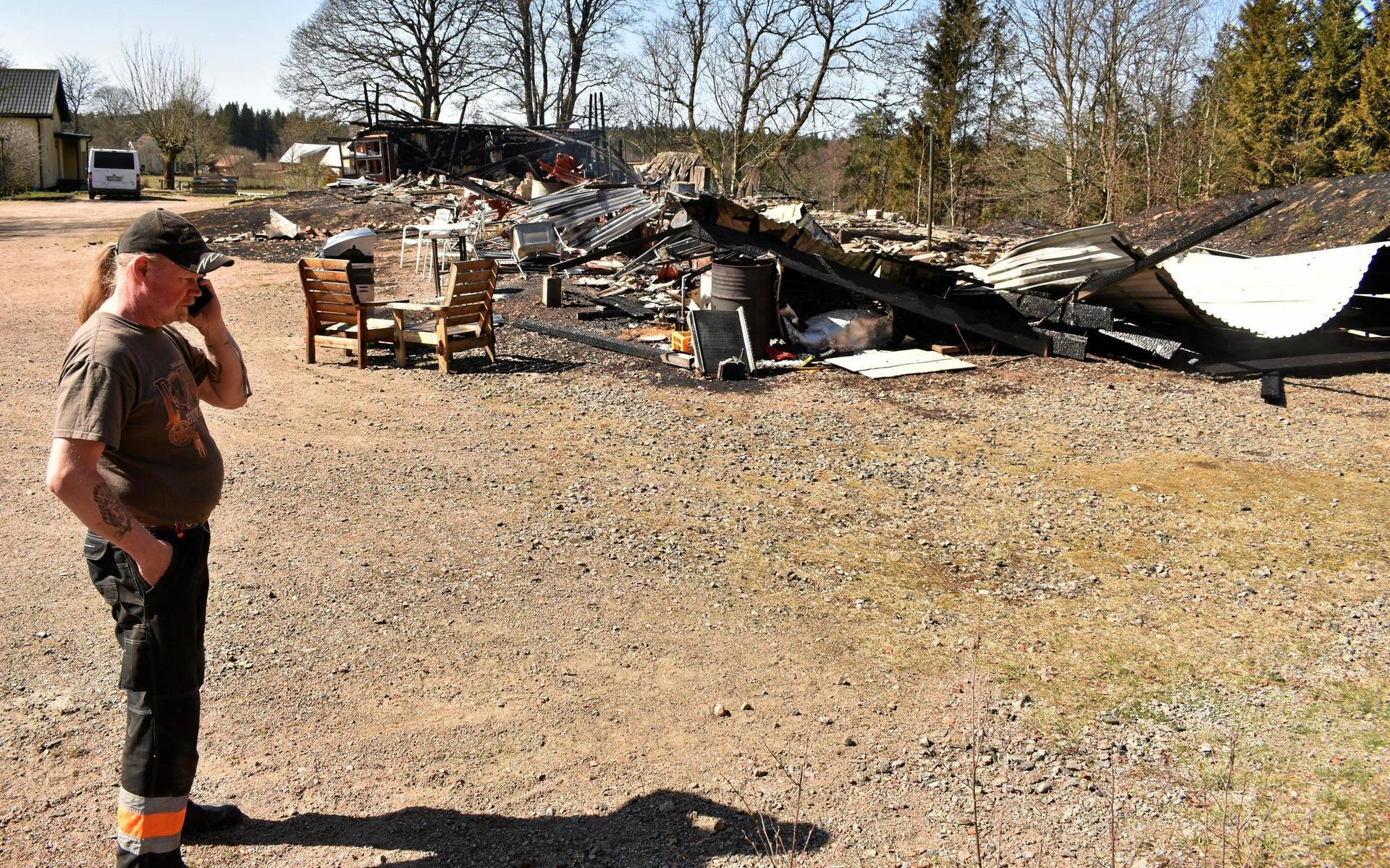 Tony Perssons garage och loppis brann ned under söndagens ladugårdsbrand i Björsjö utanför Kinnared.