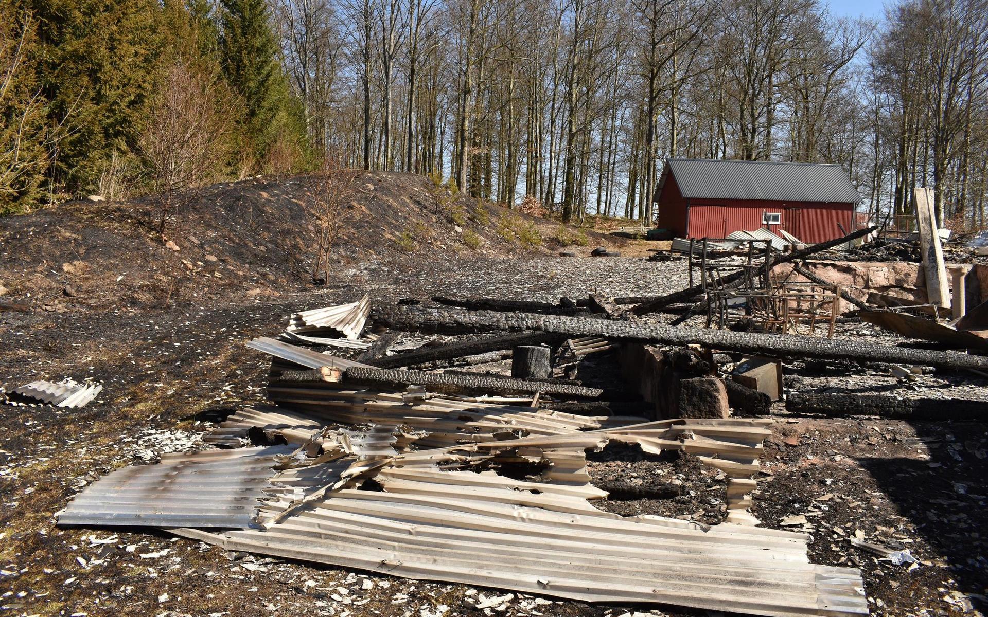 Tony Perssons garage och loppis brann ned under söndagens ladugårdsbrand i Björsjö utanför Kinnared