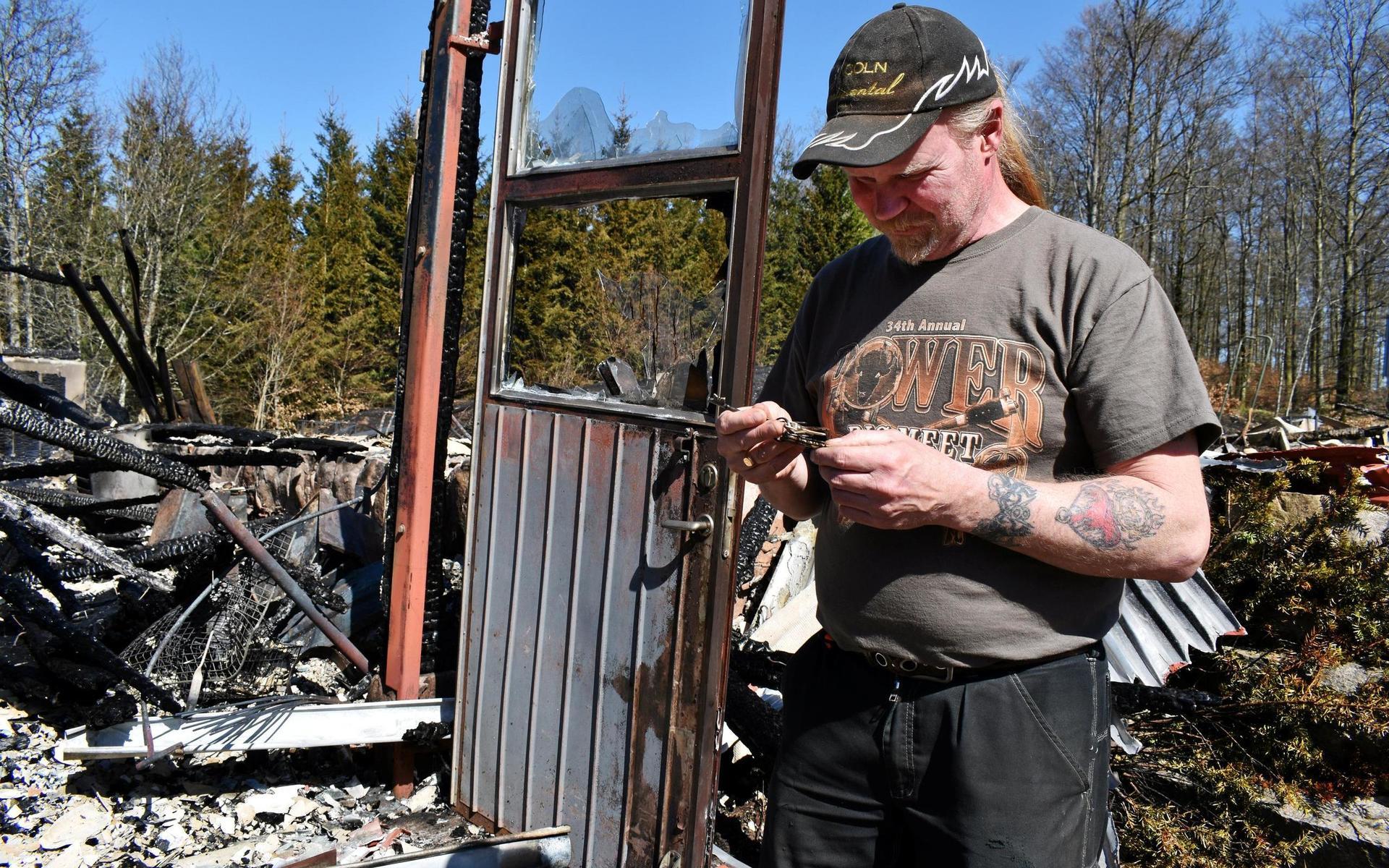 Tony Perssons garage och loppis brann ned under söndagens ladugårdsbrand i Björsjö utanför Kinnared.