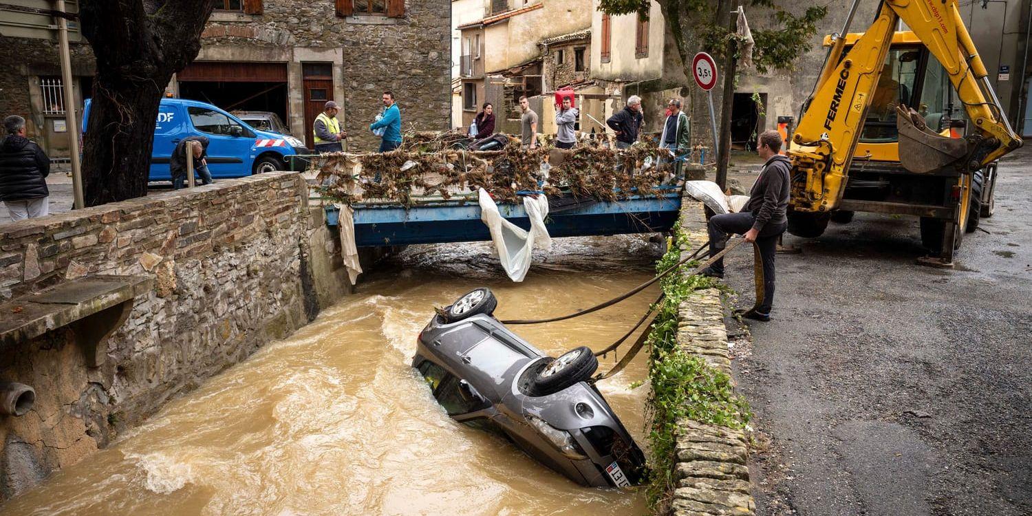 En bil bärgas ur ett vattendrag i byn Villegailhenc.
