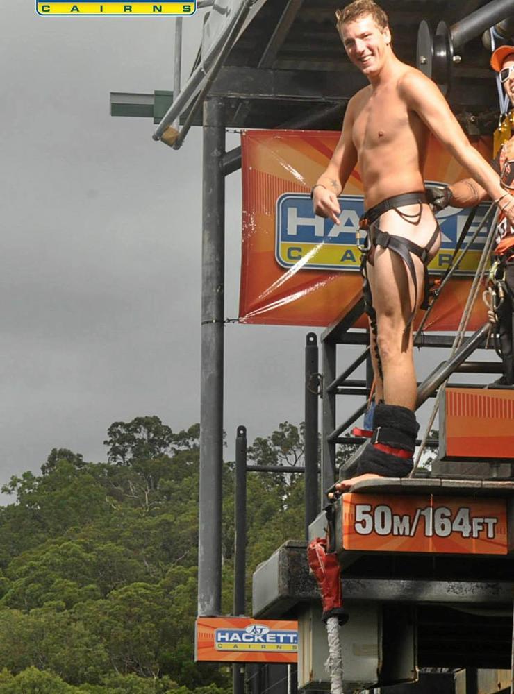 När Martin skulle testa bungyjump i Australien fick man ett gratishopp om man hoppade naken.