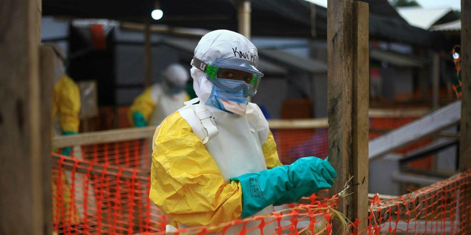 En person ur vårdpersonalen har klätt sig i skyddskläder på ett ebolacenter i Beni, östra Kongo-Kinshasa, i april 2019.