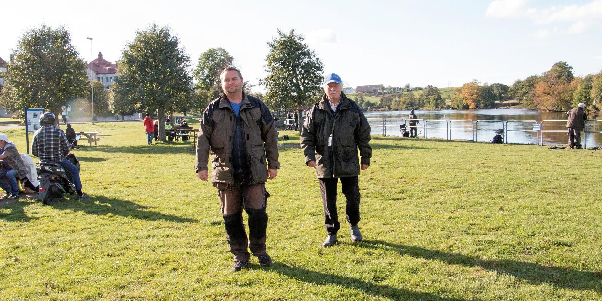 Fiske i Lagan 2020. Mathias Hansson är kanslist på Laholms laxfiske och Kenth Holmberg är tillsyningsman.