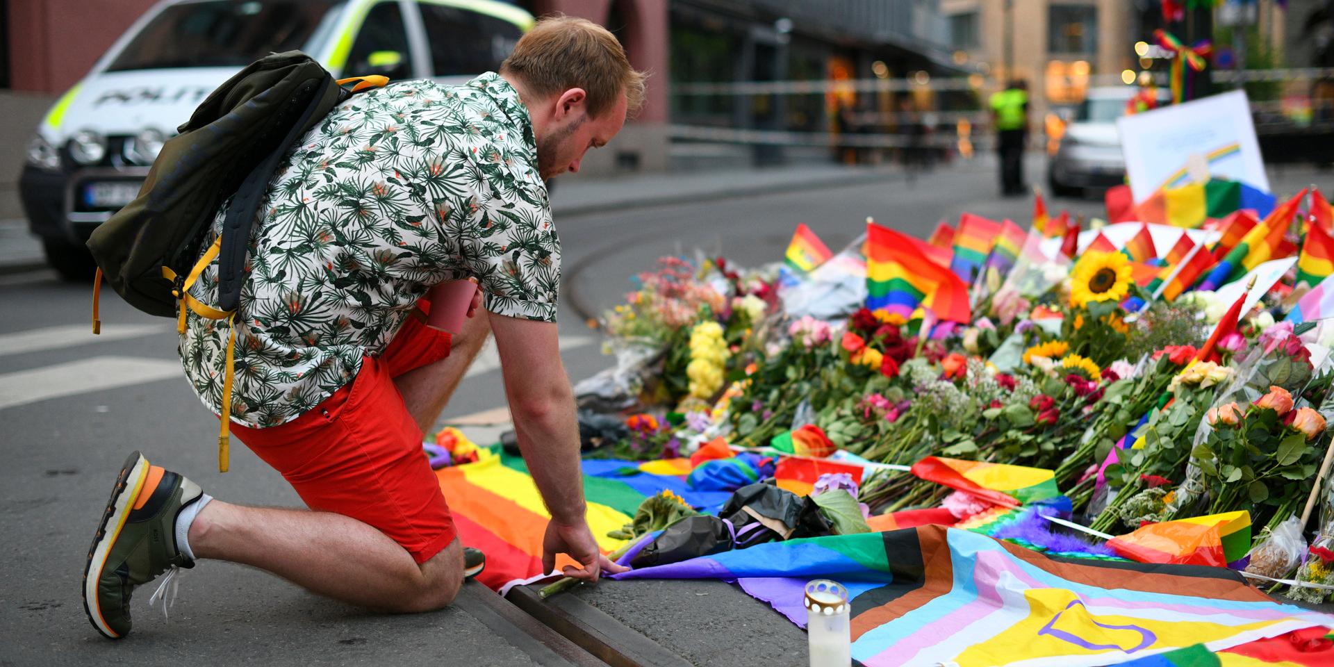 Sorg. Utanför gaybaren i Oslo lämnar chockade människor blommor.