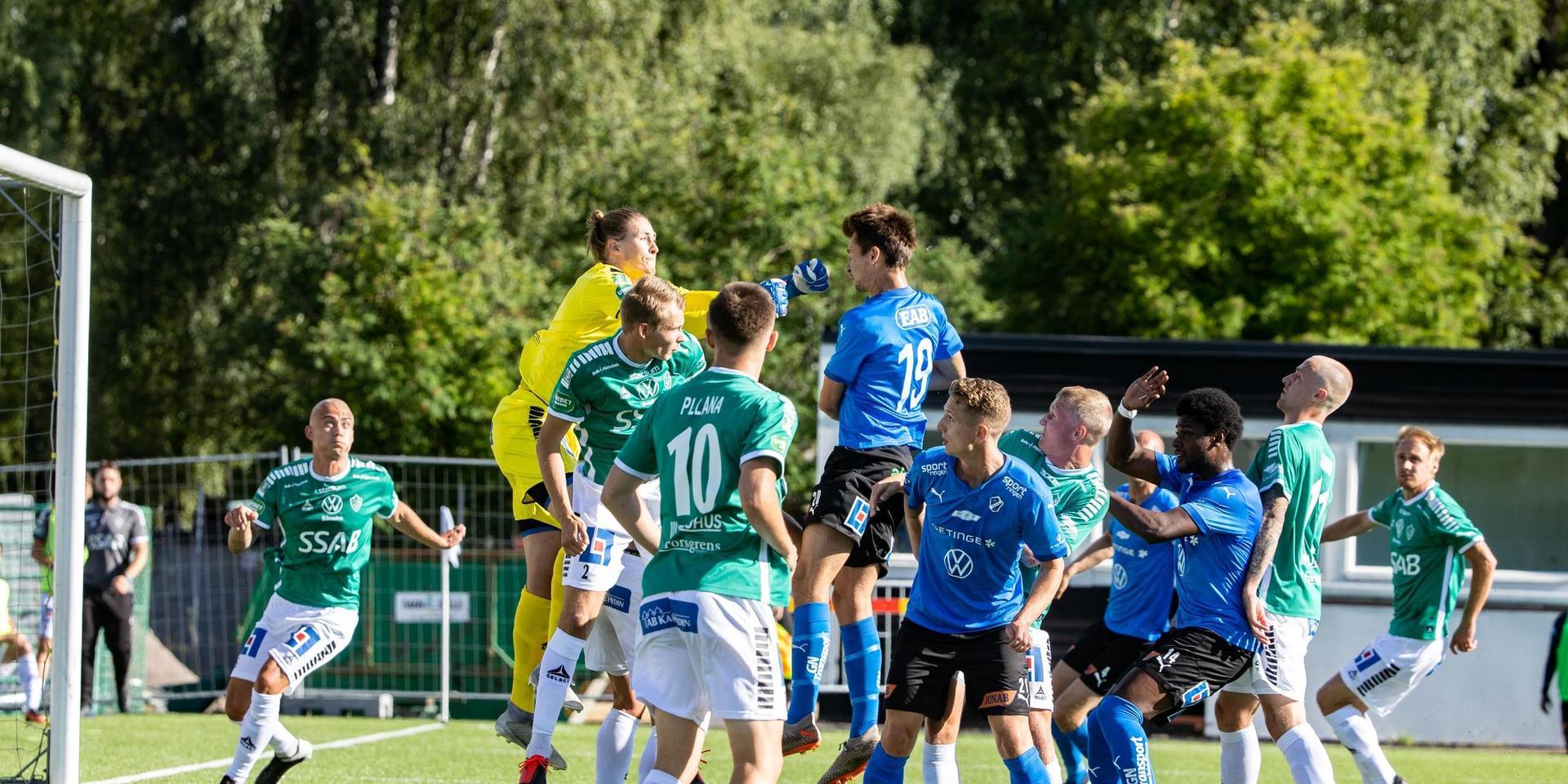 HBK:s Rasmus Wiedesheim-Paul nickar över i duell med Brages målvakt Adrian Engdahl.