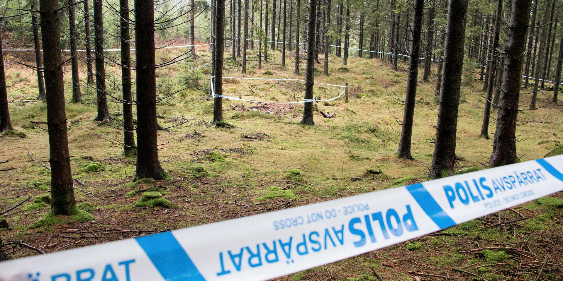 Polisen hade stora och långvariga avspärrningar på och vid fyndplatsen ute i Hälledeskogen. Skelettdelarna som hittades i januari ska enligt polisens utredning ha placerats där flera månader innan en privatperson hittade dem.