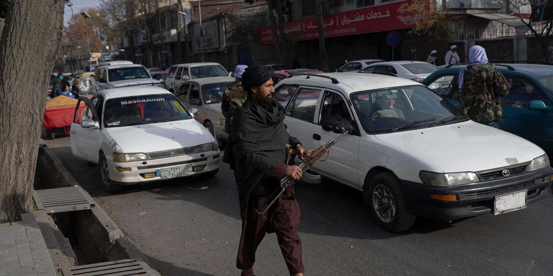 Talibaner vid en fordonskontroll i huvudstaden Kabul tidigare i november. Arkivbild.