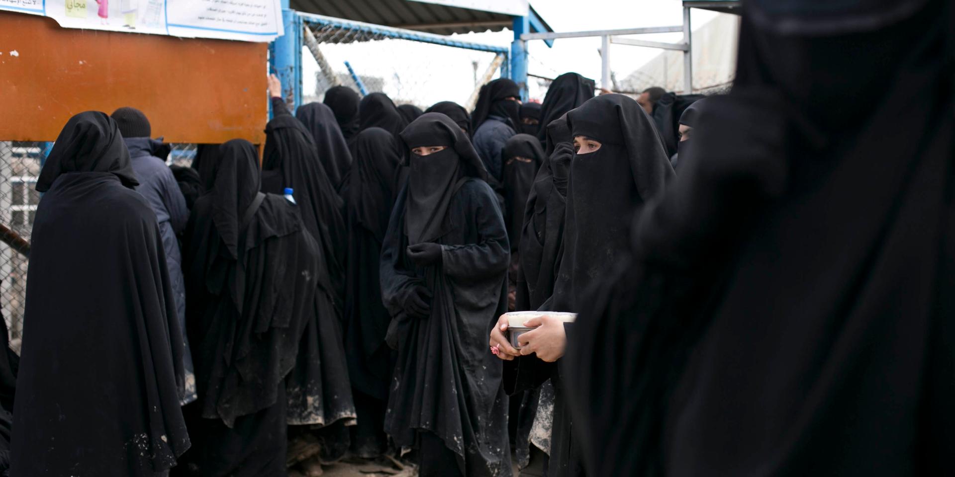 Enligt den åtalade Halmstadkvinnan blev många IS-kvinnor i Al-Hol mördade av andra IS-kvinnor i den delen av det jättelika lägret.