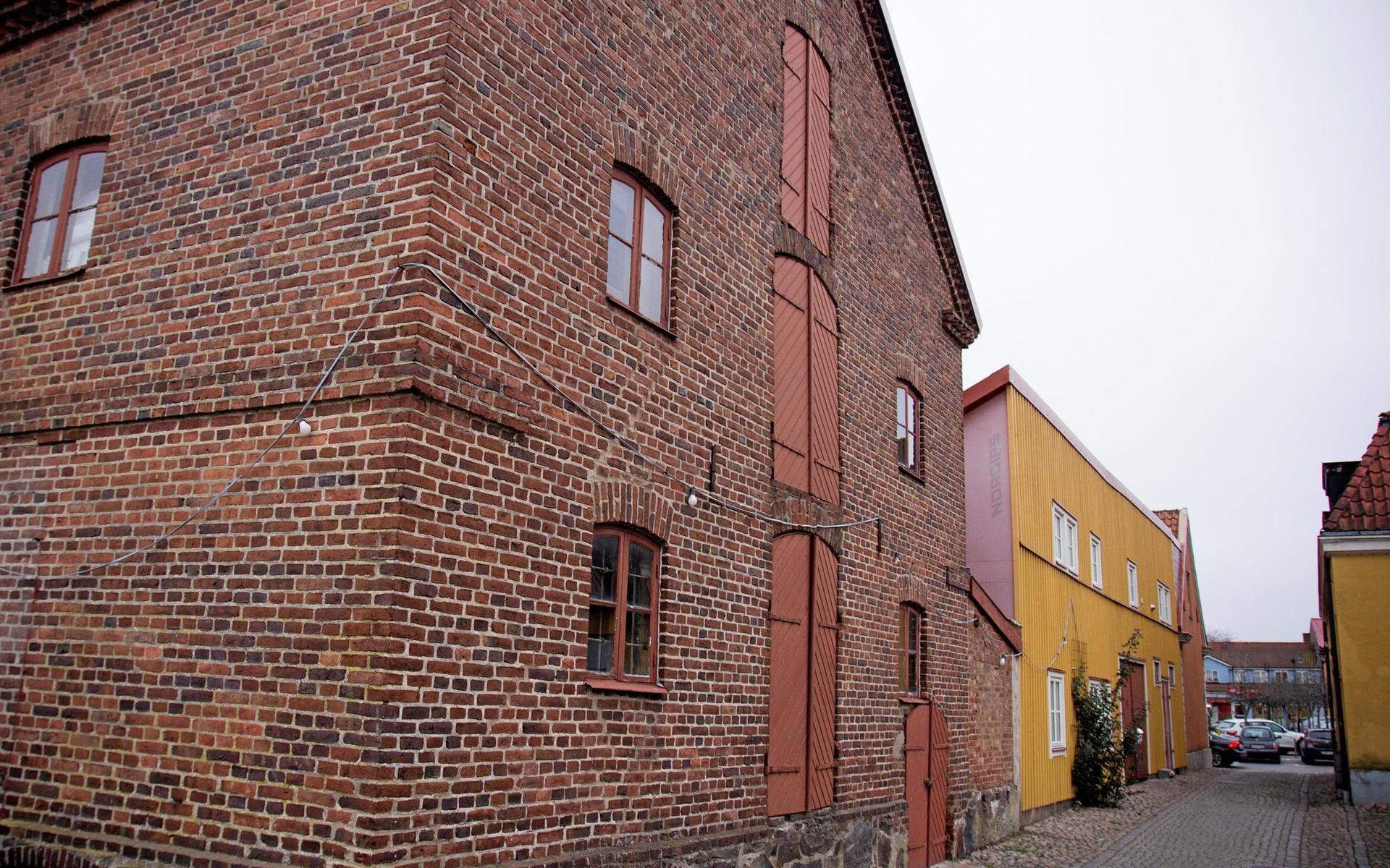 Karl-Fredrik Klinker bygger bostadsrätter i gamla magasinet på Torggränd i Laholm. Där blir det fem stycken lägenheter och i en fastighet intill ytterligare några.