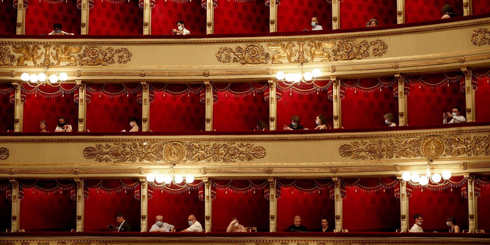 Publiken är hänvisad till balkongerna när La Scala i Milano öppnar igen efter sex månaders pandemistängning. Arkivbild.