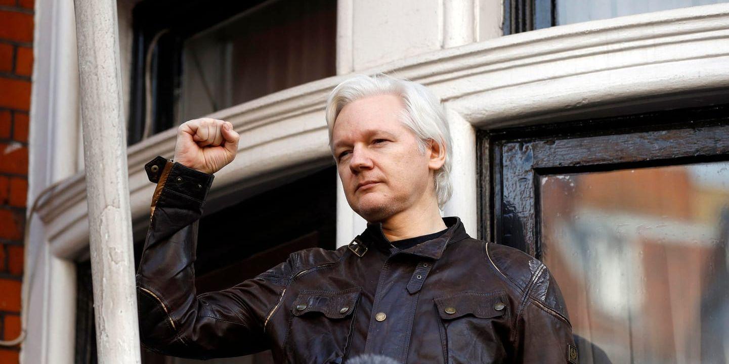 Julian Assange utanför Ecuadors ambassad i London. Arkivbild.