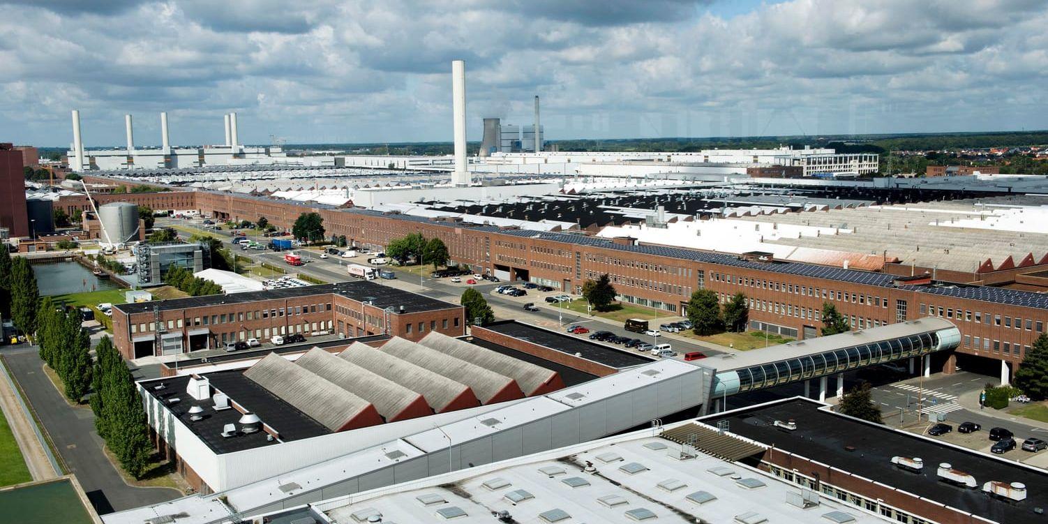 Tyskland bör göra större offentliga investeringar, för att komma tillrätta med överskottet i bytesbalansen. Volkswagenfabriken och huvudkontoret för Volkswagen-koncernen i Wolfsburg. Bilden: översiktsbild av fabriksområdet.