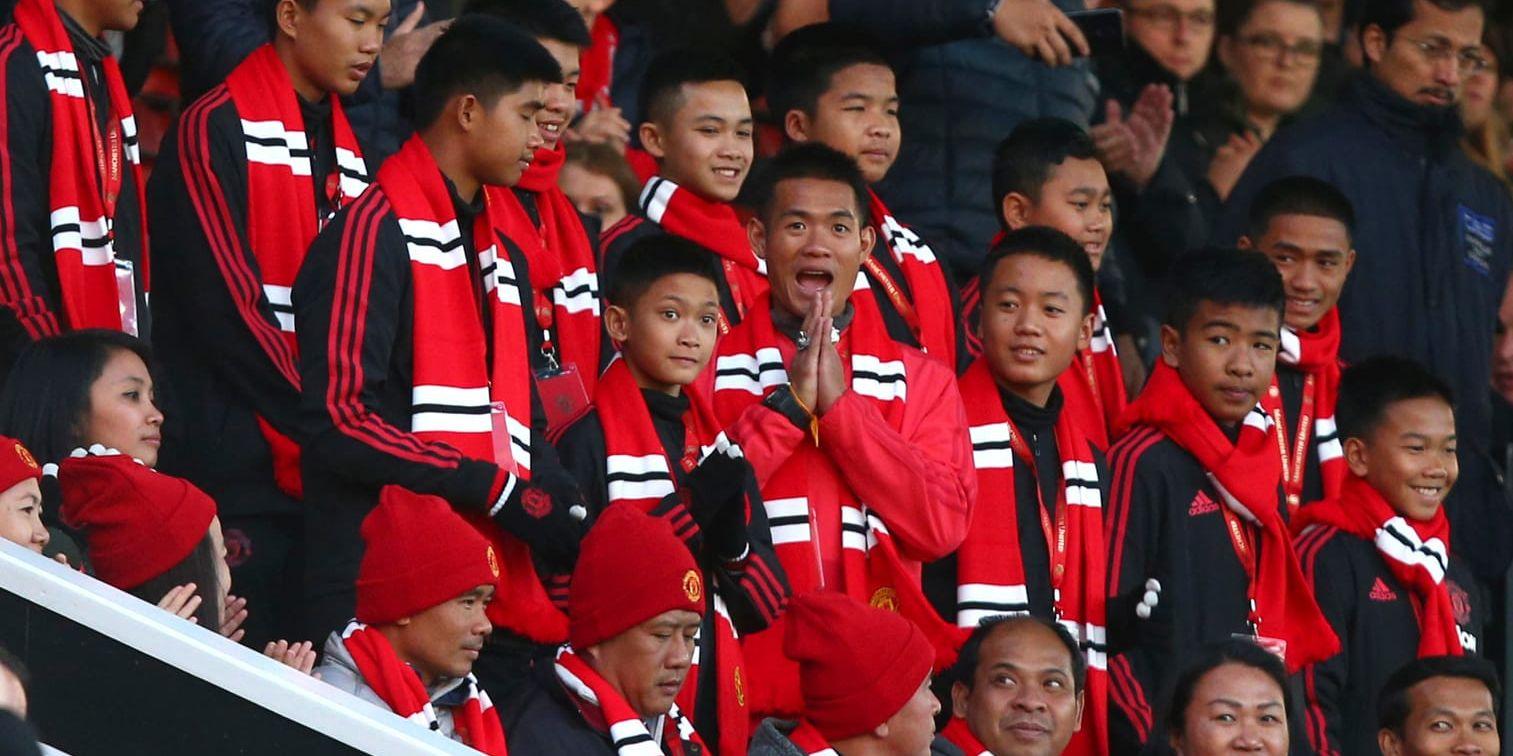 Glada miner på läktaren när det thailändska fotbollslaget fick se matchen mellan United och Everton.