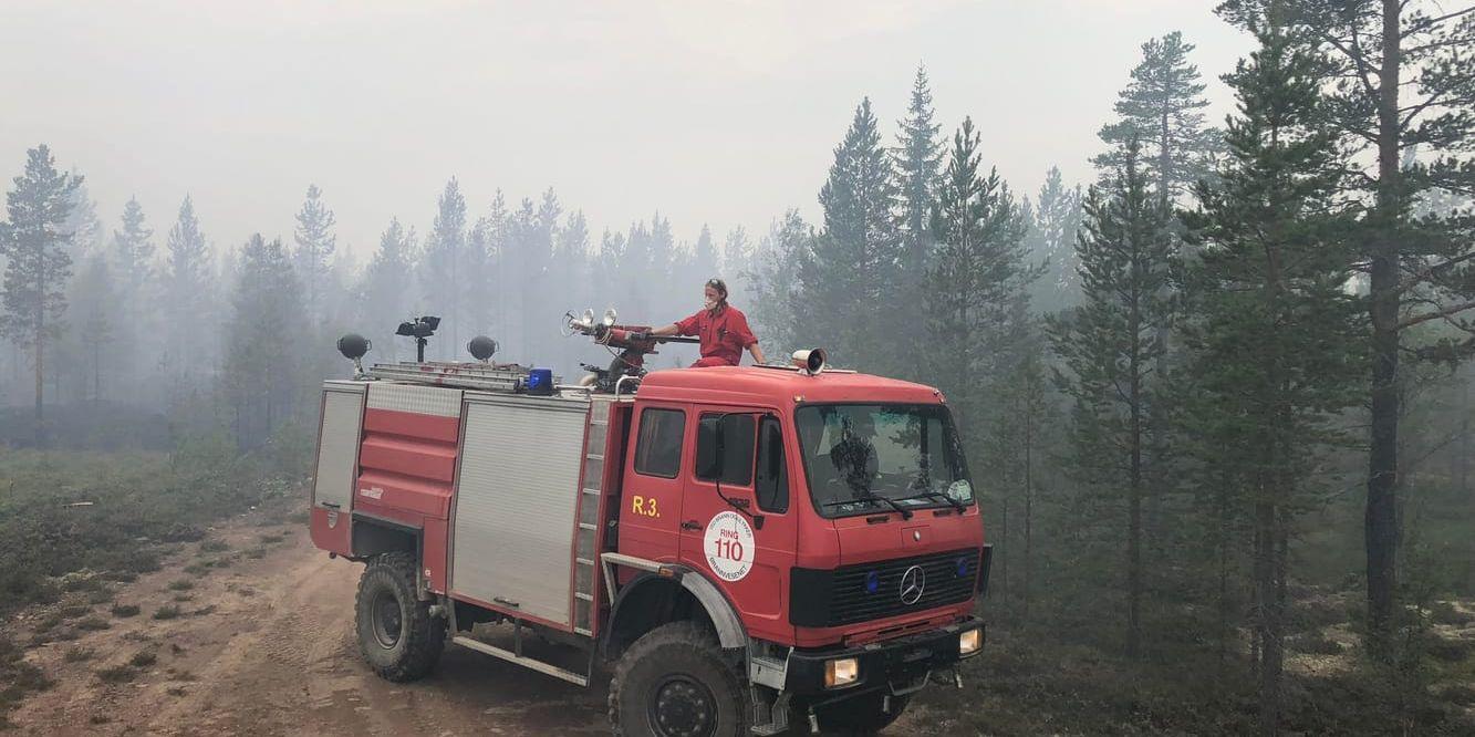 När Johan Fredholm och kollegerna bland deltidsbrandmännen i Funäsdalen fick uppdraget att bevaka en väg som fungerade som brandlinje i skogen möttes de av en annorlunda syn – en specialbyggd brandbil från Norge.